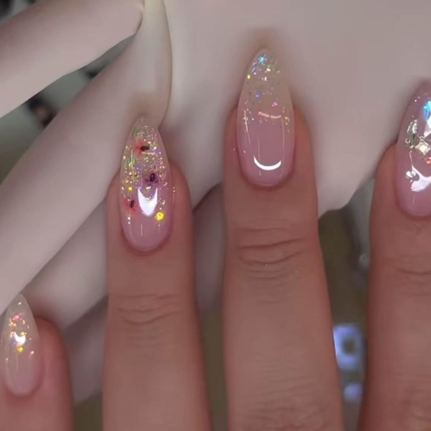 Hkanlre Gradient Pink Fake Nails Tips Bling Press on Nails Full Cover Almond False Medium Nails for Women 24PCS